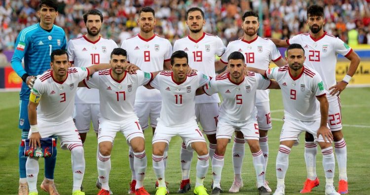 پشت دستی محکم هواداران تیم ملی ایران به دهان خبرنگاران در جواب به درخواست بی شرمانه