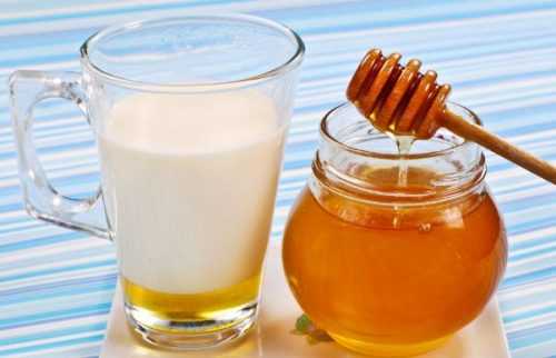 ریختن عسل در چای داغ سم تولید می&zwnj;کند؟ | باورهای نادرست درباره عسل
