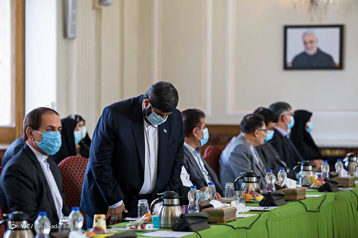 ریا یا اخلاص آقای مسئول؟ / نماز خواندن نماینده بابل وسط جلسه با امیرعبداللهیان