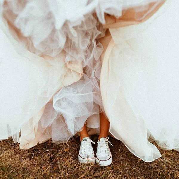 یک جفت کفش جشن عروسی را به طرز شرم آوری بهم زد