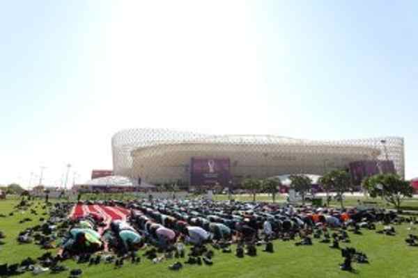 نماز جماعت پیش از بازی ایران با ولز در جام جهانی + تصاویر