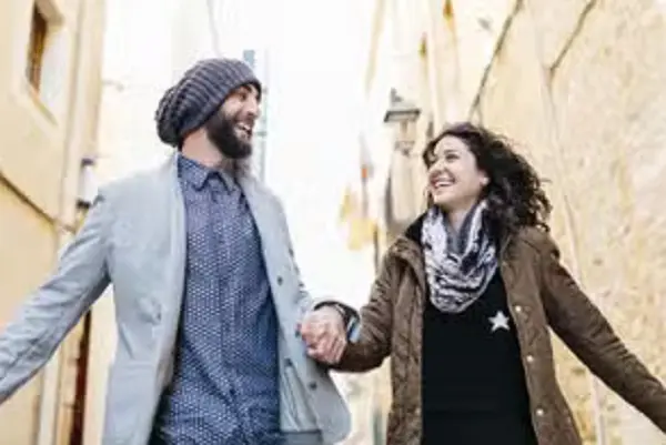 روانشناسی رابطه | چطور درخواست کمک می‌ تواند جرقه‌ ای برای شکل‌ گیری عشق باشد؟ / شکل گیری روابط عاشقانه با درخواست کمک از دیگران به عنوان تهدید یا فرصت!