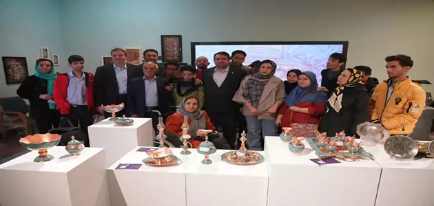 بازدید و گفت‌ و گوی مدیرعامل بانک ملی ایران با هنرمندان جشنواره «همام»
