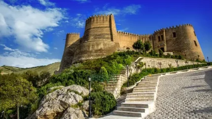 ملت ما ملتی نیست که با زور و تهدید در برابر قدرت&zwnj; ها سر خم کند