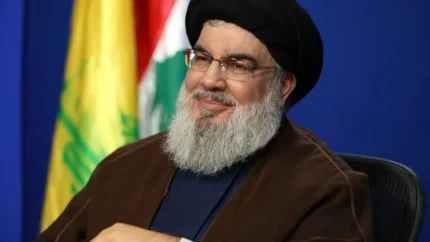 عکس سید حسن نصرالله در اوج جوانی در کنار مادرش که تا به حال ندیده اید+ عکس