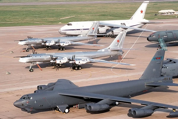 بمب افکن افسانه ای B-52 آمریکایی در برابر Tu-95 روسی کدام یک برتر است؟+ جزییات