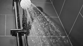 دمای مناسب برای حمام کردن چقدر است؟ | با آب سرد حمام برویم یا با آب گرم؟ / دمای ایده‌ آل برای حمام چقدر است؟