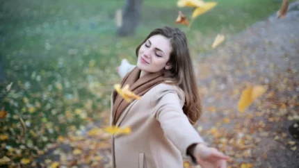 شادی و خوشحالی در تنهایی | زمان تنهایی شما خوشحال تر هستید؟ / آیا زمانی که تنهاترید بهتر رشد می&zwnj; کنید؟ دو نشانه مهم که بیانگر خوشحالی شما در تنهایی است