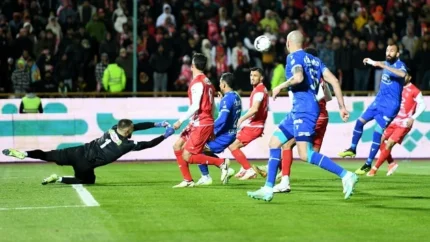 اخبار فوری دربی ۱۰۷ | ابوالفضل جلالی با سلام نظامی به هواداران پرسپولیس ابراز علاقه کرد؛ مهدی تارتار نیز هنگام بازدید از زمین چمن مورد استقبال پرشور هواداران قرار گرفت / استقبال از میهمان ویژه مبتلا به سندروم داون در اردوی پرسپولیس