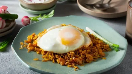 طرز تهیه دمپختک باقالی زرد تهرانی | غذای محبوب مهران مدیری با نیمرو طلایی / راز خوشمزگی در پیازداغ چیپسی + جدول مواد لازم برای ۴ تا ۶ نفر