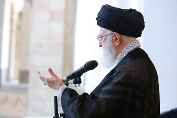 پیام رهبر شهید در قابی ماندگار | رسانه KHAMENEI.IR از مشت گره&zwnj;کرده شهید خامنه&zwnj;ای در لحظه عروج رونمایی کرد / دبیر شورای عالی امنیت ملی: این نماد ماندگار دکترین امنیت ملی ماست