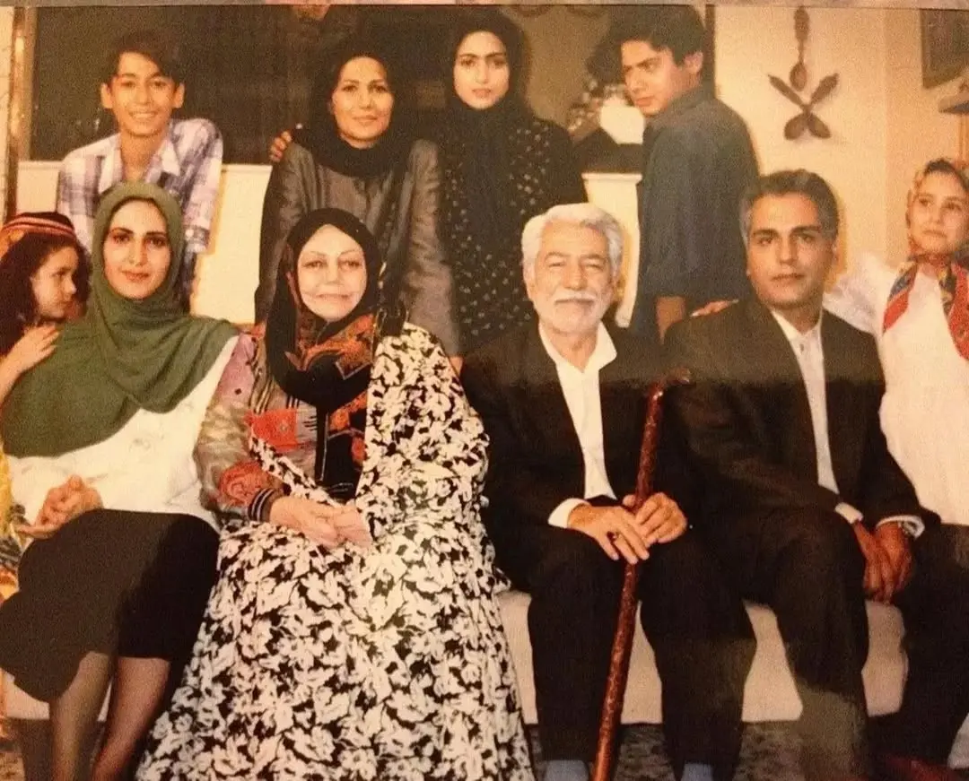خاطره‌انگیزترین سریال دهه ۸۰ در قابی دیده‌نشده | پشت صحنه «دردسر والدین» با مهران مدیری، فاطمه گودرزی و هنرمندان فقیدی که در خاطره‌ها ماندند / عکس کمتر دیده شده از حمیده خیرآبادی و حسین ایلبیگی در کنار علی صادقی