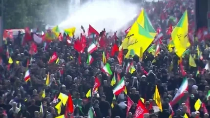 مراسم تشییع رهبر شهید در عراق ۱۷ تیر ۱۴۰۵ | پیکر مطهر وارد فرودگاه نجف می&zwnj;شود؛ طواف در حرم&zwnj; های امیرالمؤمنین(ع)، امام حسین(ع) و حضرت عباس(ع) / تشییع از نجف تا کربلا با حضور گسترده مردم و استقبال رسمی نخست&zwnj;وزیر عراق