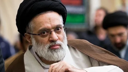 معرفی آیت&zwnj;الله سیدمصطفی خامنه&zwnj;ای؛ فرزند ارشدی که بر پیکر پدر شهید نماز خواند | استاد برجسته حوزه علمیه قم و فرزند ارشد رهبر شهید؛ نماز میت بر پیکر پدر در حرم مطهر رضوی / از حضور در جبهه تا تدریس خارج فقه و اصول؛ زندگی گمنام فرزند ارشد رهبر شهید انقلاب