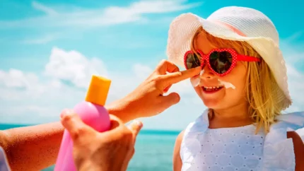 مراقبت از پوست در برابر آفتاب | تفاوت SPF ۳۰ و SPF ۵۰ چقدر است؟ کدام یک برای پوست شما بهتر عمل می‌کند / انتخاب بهترین ضدآفتاب؛ از میزان محافظت تا شرایط پوستی؛ راهنمای کامل برای خرید هوشمندانه