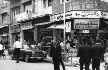 عکس نوستالژیک تهران قدیم/ تصویری دیدنی از بستنی فروش دوره گرد در خیابان های تهران در سال ۱۳۴۰/ قاب تاریخی از روزگار ساده مردم پایتخت؛ وقتی بستنی فروشی دوره گرد بخشی از زندگی روزمره تهرانی ها بود