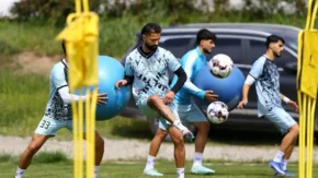 اخبار داغ نقل و انتقالات استقلال و پرسپولیس | تلاش استقلال برای انکار انفعال در نقل و انتقالات با مذاکرات نمایشی در سایه رقابت با پرسپولیس / با وجود ۵ خرید رسمی پرسپولیس، پنجره بسته استقلال مانع ثبت قرارداد شده و باشگاه صرفاً برای فرار از فشار افکار عمومی مذاکره می‌کند