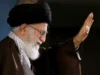 اخبار فوری تاریخ و سیاست | ماجرای تنها قاب عکس موجود در دفتر کار رهبر شهید انقلاب اسلامی فاش شد / عضو دفتر حفظ و نشر آثار : تصویر آیت الله سید عبدالحسین لاری که رهبری معنوی قیام رئیسعلی دلواری را بر عهده داشت، تنها عکس موجود در این دفتر بود