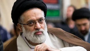 معرفی آیت‌الله سیدمصطفی خامنه‌ای؛ فرزند ارشدی که بر پیکر پدر شهید نماز خواند | استاد برجسته حوزه علمیه قم و فرزند ارشد رهبر شهید؛ نماز میت بر پیکر پدر در حرم مطهر رضوی / از حضور در جبهه تا تدریس خارج فقه و اصول؛ زندگی گمنام فرزند ارشد رهبر شهید انقلاب