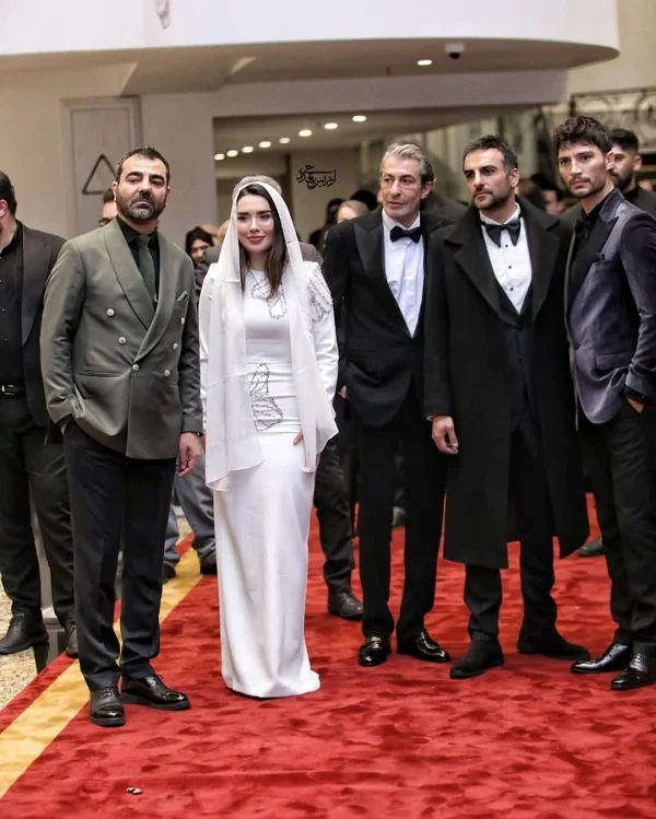 خبر داغ هنرمندان | دورهمی جنجالی بازیگران پشت صحنه نمایش: حواشی جدید یا رفاقت قدیمی؟ / لحظات حاشیه‌ ساز هنرمندان در یک شب خاص؛ از در آغوش‌گرفتن‌ها تا غیبت‌های پررنگ