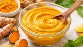 ۳ ماسک خانگی با زردچوبه برای پوستی شفاف و درخشان | خاصیت ضدالتهابی و لکه‌ بر؛ زردچوبه را با ماست، عسل یا آرد نخود ترکیب کنید / ماسک‌هایی ساده و مؤثر برای جوش، لک و روشن‌شدن پوست صورت؛ در خانه درست کنید و معجزه‌اش را ببینید