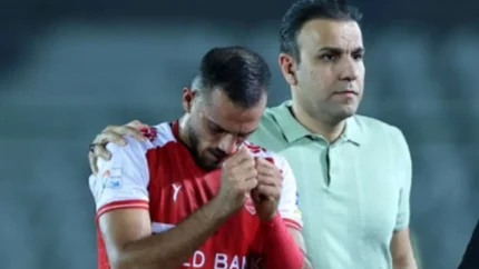 مصدومیت ناگهانی مدافع پرسپولیس؛ جلالی با ناراحتی شدید زمین را ترک کرد / اتفاق تلخ برای پرسپولیس مقابل استقلال خوزستان؛ ستاره سرخ ها دیگر نتوانست ادامه دهد
