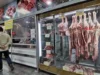 اخبار فوری بازار گوشت قرمز | ران ممتاز گوسفندی امروز ۱۵ شهریور با ۲ میلیون و ۹۰ هزار تومان گران ترین قلم گوشت در بازار است و ران گوساله با اختلاف حدود ۳۰ درصدی ارزان تر عرضه می شود  / این شکاف قیمتی در حالی ادامه دارد که قیمت دام زنده نیز با ثبات نسبی همراه است و هر کیلو بره زنده در شمال شرق ۶۸۰ هزار تومان و گوساله هلشتاین ۵۱۰ تا ۵۲۰ هزار تومان قیمت دارد