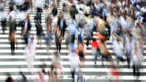 جنون دنیای مدرن؛ آیا زندگی امروز بیش از ظرفیت ذهن ماست؟