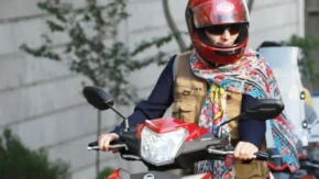 زنان موتورسوار در برزخ گواهینامه / چرا هنوز مجوز رسمی موتورسواری زنان صادر نشده است؟ / آخرین وضعیت صدور گواهینامه موتورسیکلت برای بانوان