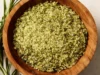 آموزش آشپزی خانگی | طرز تهیه نمک سبزیجات خانگی؛ یک چاشنی معطر برای طعم بهتر غذاها / ترکیب جعفری، رزماری و مریم‌گلی با نمک دریا؛ جایگزین سالم برای نمک‌های فرآوری‌شده