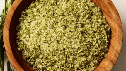 آموزش آشپزی خانگی | طرز تهیه نمک سبزیجات خانگی؛ یک چاشنی معطر برای طعم بهتر غذاها / ترکیب جعفری، رزماری و مریم‌گلی با نمک دریا؛ جایگزین سالم برای نمک‌های فرآوری‌شده