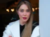 سارا منجزی‌پور | استایل خودمونی در تماشای تئاتر «قبض روح» / حضوری متفاوت در سالن نمایش