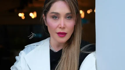 سارا منجزی‌پور | استایل خودمونی در تماشای تئاتر «قبض روح» / حضوری متفاوت در سالن نمایش